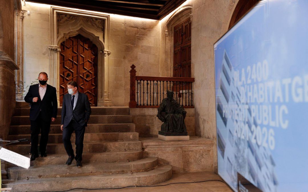 El President, Ximo Puig (d) y el vicepresidente segundo y conseller de Vivienda, Rubén Martinez Dalmau (d) , al inicio del acto de presentación del Plan 2400 de promoción de vivienda pública de la Generalitat. El President, Ximo Puig (d) y el vicepresidente segundo y conseller de Vivienda, Rubén Martinez Dalmau (d) , al inicio del acto de presentación del Plan 2400 de promoción de vivienda pública de la Generalitat.