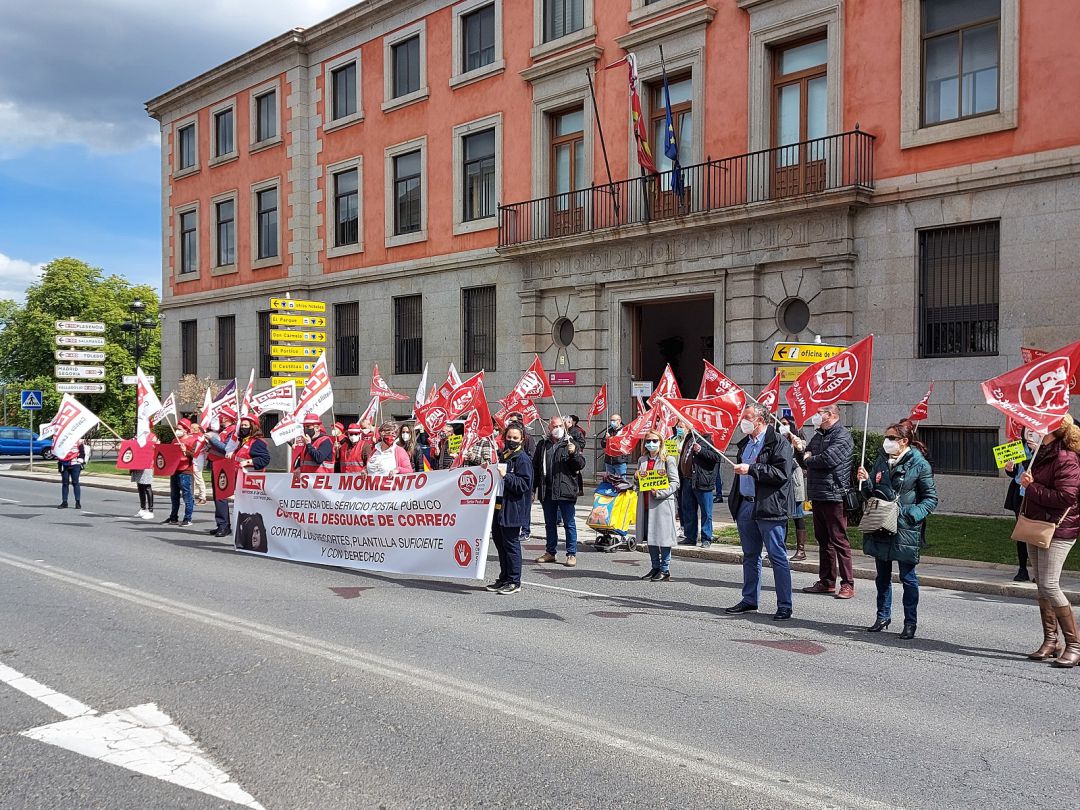 Los sindicatos se manifestaron a las puertas de la Subdelegación del Gobierno Los sindicatos se manifestaron a las puertas de la Subdelegación del Gobierno