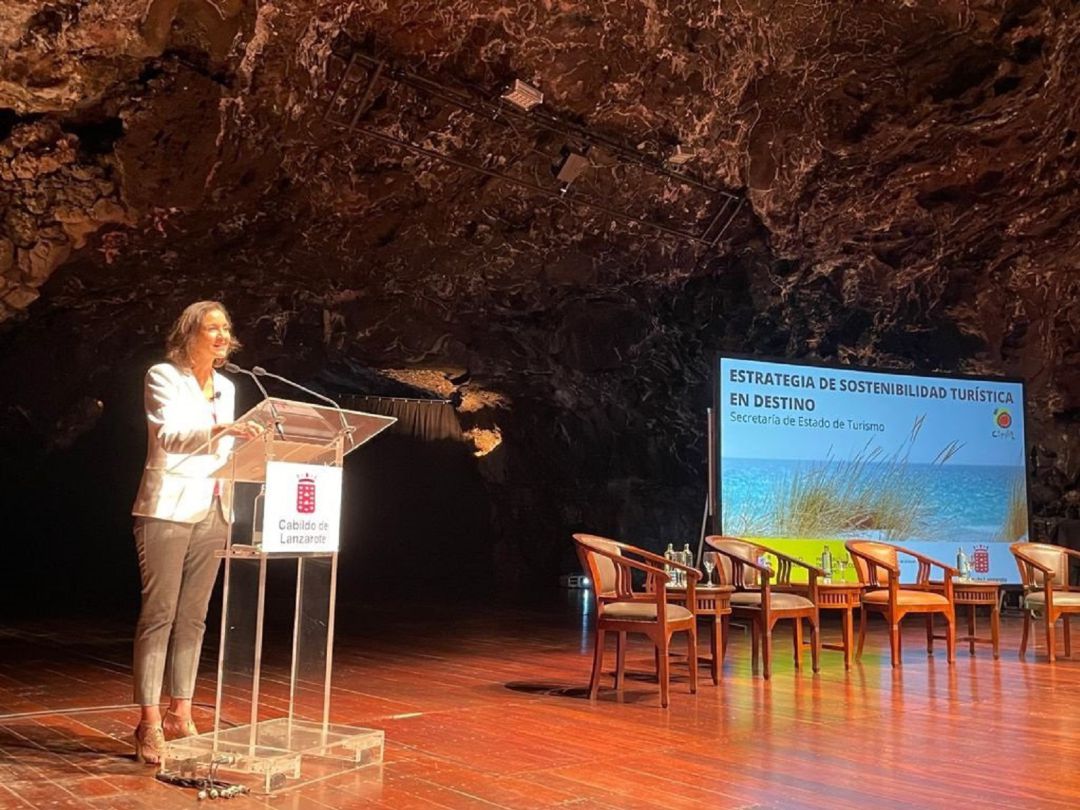 La ministra de Industria, Comercio y Turismo, Reyes Maroto, presentando la estrategia en el auditorio de Jameos del Agua, en Lanzarote. La ministra de Industria, Comercio y Turismo, Reyes Maroto, presentando la estrategia en el auditorio de Jameos del Agua, en Lanzarote.