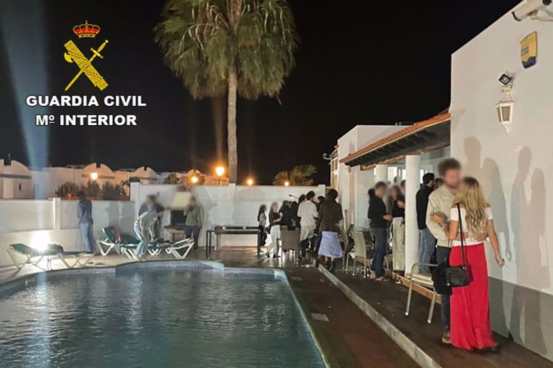 Fiesta con 84 personas en Corralejo, Fuerteventura Fiesta con 84 personas en Corralejo, Fuerteventura