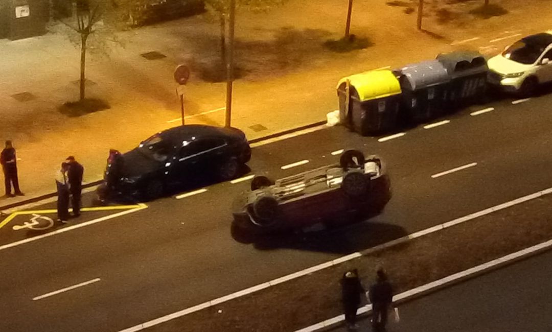 Un turismo quedó volcado en Salburua al chocar con otro que estaba aparcado Un turismo quedó volcado en Salburua al chocar con otro que estaba aparcado