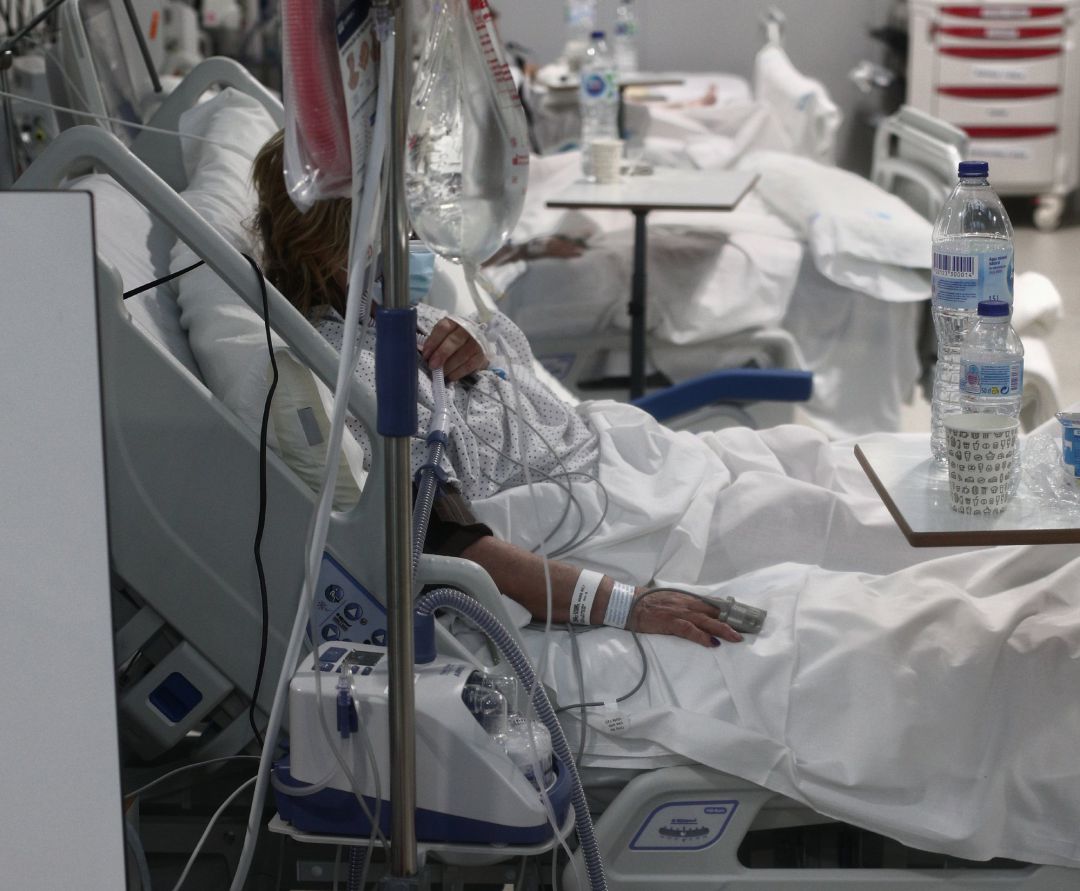 Un enfermo en una cama del Hospital de Emergencias Isabel Zendal Un enfermo en una cama del Hospital de Emergencias Isabel Zendal
