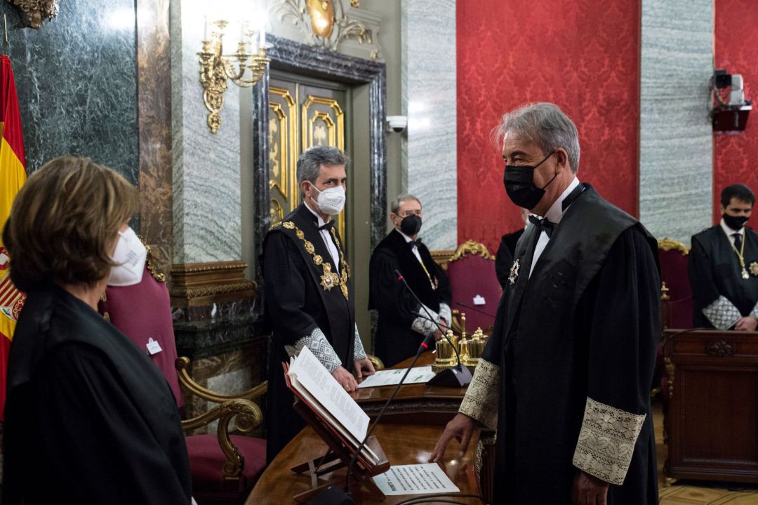 Eduardo Esteban Rincón (d) toma posesión de su cargo como fiscal de Sala del Supremo, en un acto al que asisten el presidente de este tribunal y del Consejo General del Poder Judicial, Carlos Lesmes (c), y la fiscal general del Estado, Dolores Delgado (i) Eduardo Esteban Rincón (d) toma posesión de su cargo como fiscal de Sala del Supremo, en un acto al que asisten el presidente de este tribunal y del Consejo General del Poder Judicial, Carlos Lesmes (c), y la fiscal general del Estado, Dolores Delgado (i)