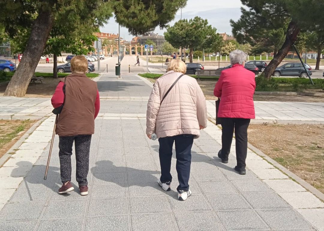 Un grupo de mayores paseando. Un grupo de mayores paseando.