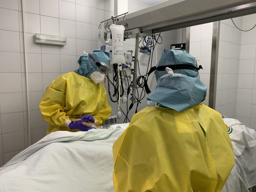 Un paciente de COVID hospitalizado. Un paciente de COVID hospitalizado.