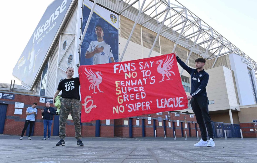 Aficionados del Liverpool muestran una pancarta contra la Superliga, Aficionados del Liverpool muestran una pancarta contra la Superliga,