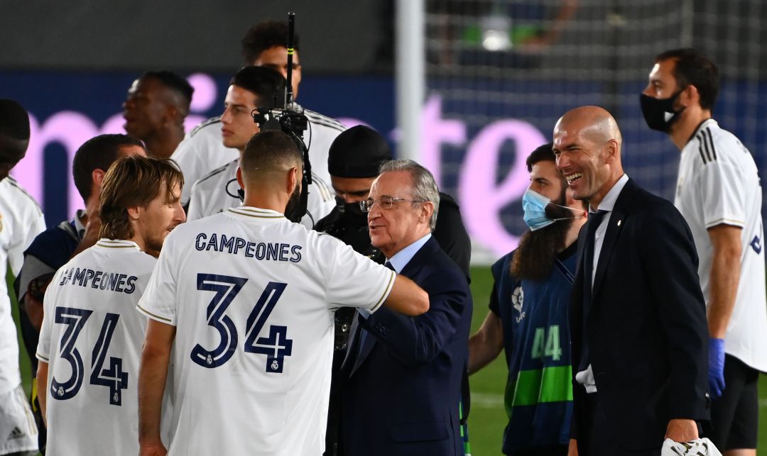 Florentino Pérez celebra el título de liga de la pasada temporada con los jugadores del Real Madrid Florentino Pérez celebra el título de liga de la pasada temporada con los jugadores del Real Madrid