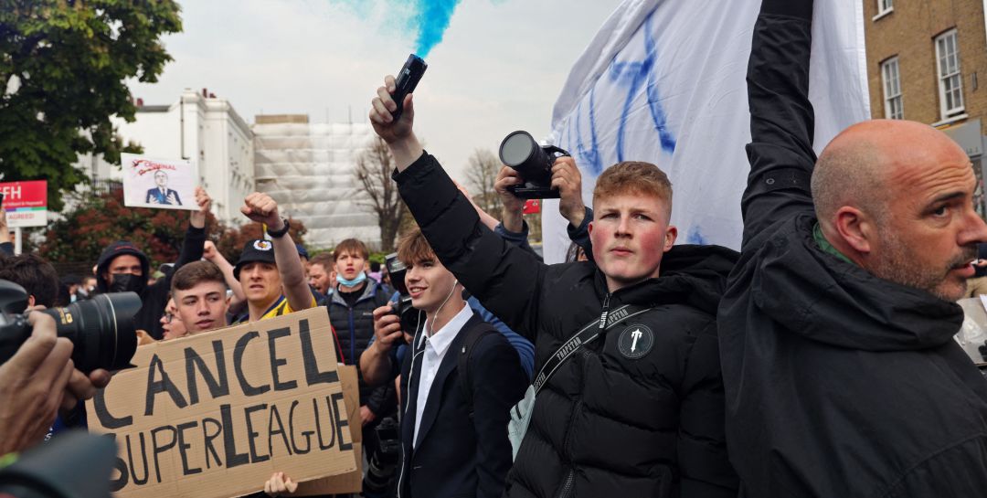 Aficionados del Chelsea protestan contra la Superliga Europea Aficionados del Chelsea protestan contra la Superliga Europea
