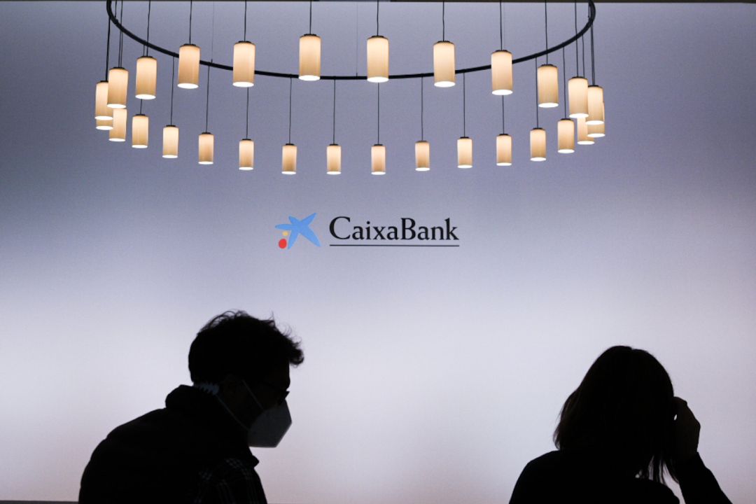 Dos personas a su llegada a una reunión del nuevo Consejo de Administración de CaixaBank, en Valencia. Dos personas a su llegada a una reunión del nuevo Consejo de Administración de CaixaBank, en Valencia.