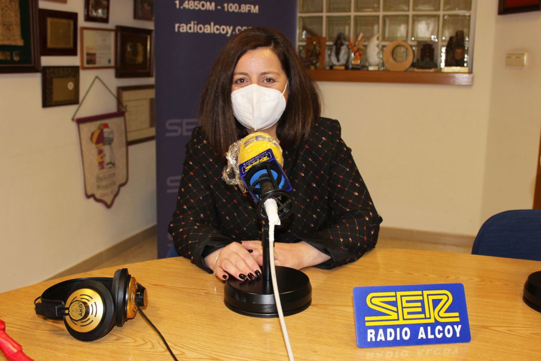 La alcaldesa de Onil, Humi Guill, en los estudios centrales de Radio Alcoy La alcaldesa de Onil, Humi Guill, en los estudios centrales de Radio Alcoy