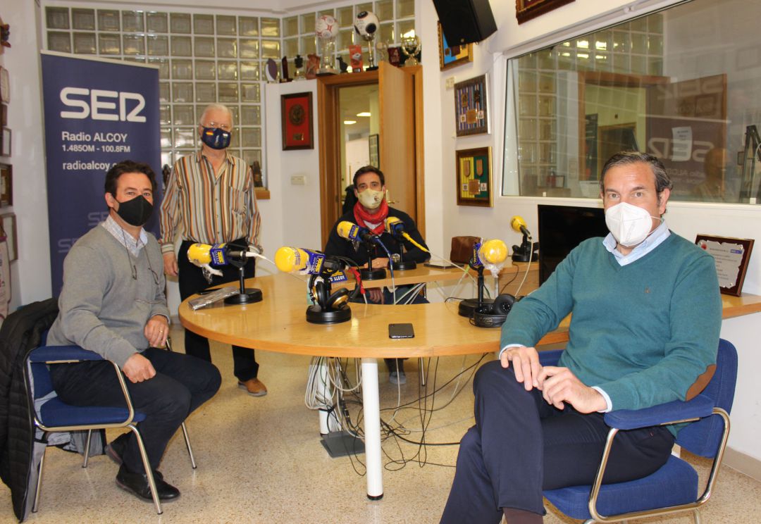 Jorge Moltó, Fernando Rius y Fernando Pastor, junto a Paco Aznar, en los estudios de Radio Alcoy Jorge Moltó, Fernando Rius y Fernando Pastor, junto a Paco Aznar, en los estudios de Radio Alcoy