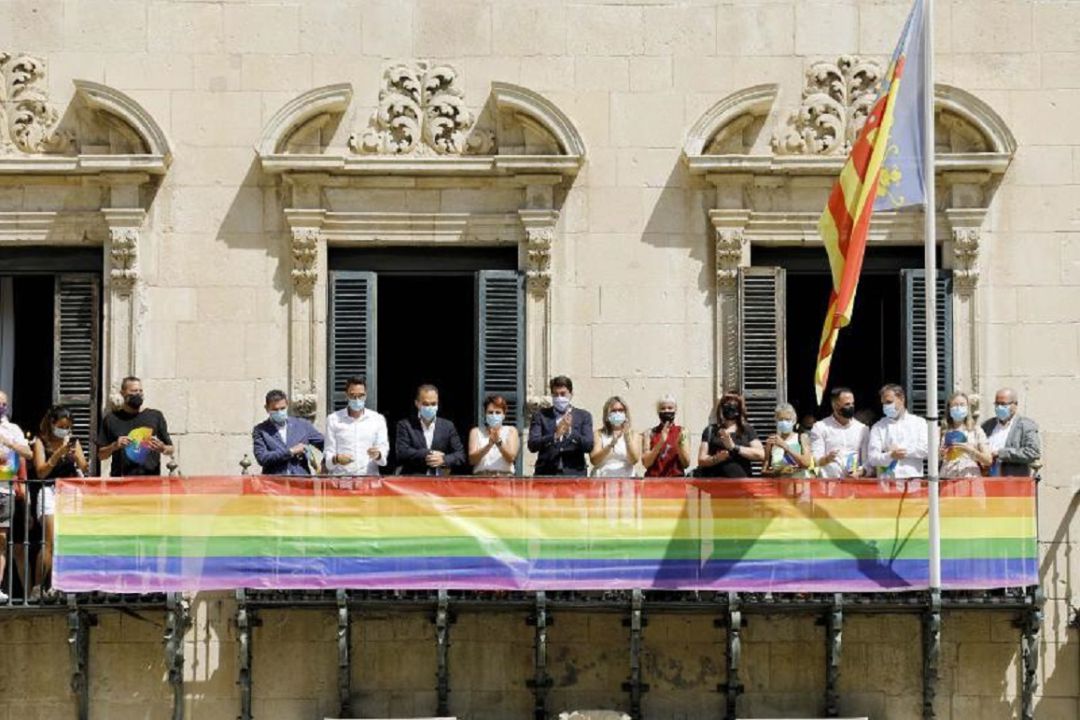 Acto institucional de colocación de la bandera LGTBI en el balcón del palacio consistorial Acto institucional de colocación de la bandera LGTBI en el balcón del palacio consistorial