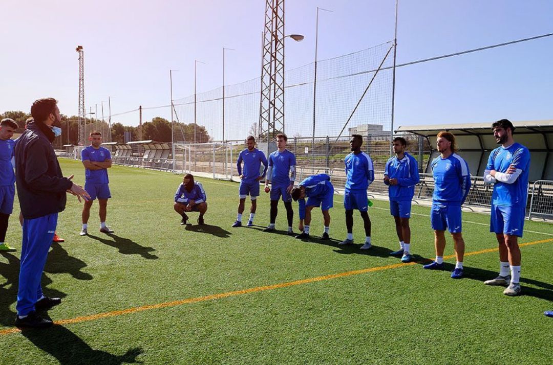 La plantilla de la Arandina durante una sesión de trabajo con el entrenador Álex Izquiero (i) al frente. La plantilla de la Arandina durante una sesión de trabajo con el entrenador Álex Izquiero (i) al frente.