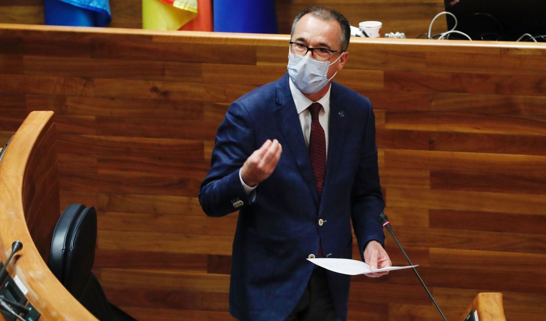 El Consejero de Salud, Pablo Fernández, durante una de sus intervenciones en el Pleno de la Junta General El Consejero de Salud, Pablo Fernández, durante una de sus intervenciones en el Pleno de la Junta General