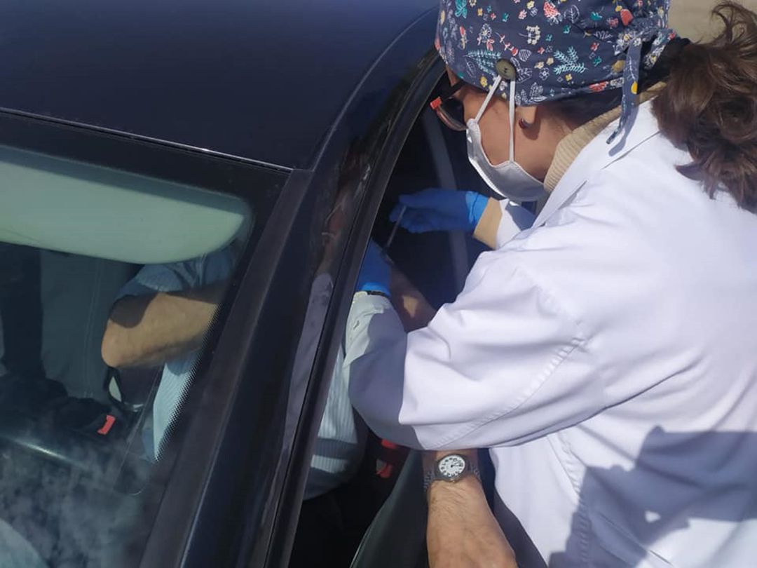 Una enfermera vacuna a un paciente desde su coche en las inmediaciones del centro de salud Practicante Cándido Pozuelo Una enfermera vacuna a un paciente desde su coche en las inmediaciones del centro de salud Practicante Cándido Pozuelo