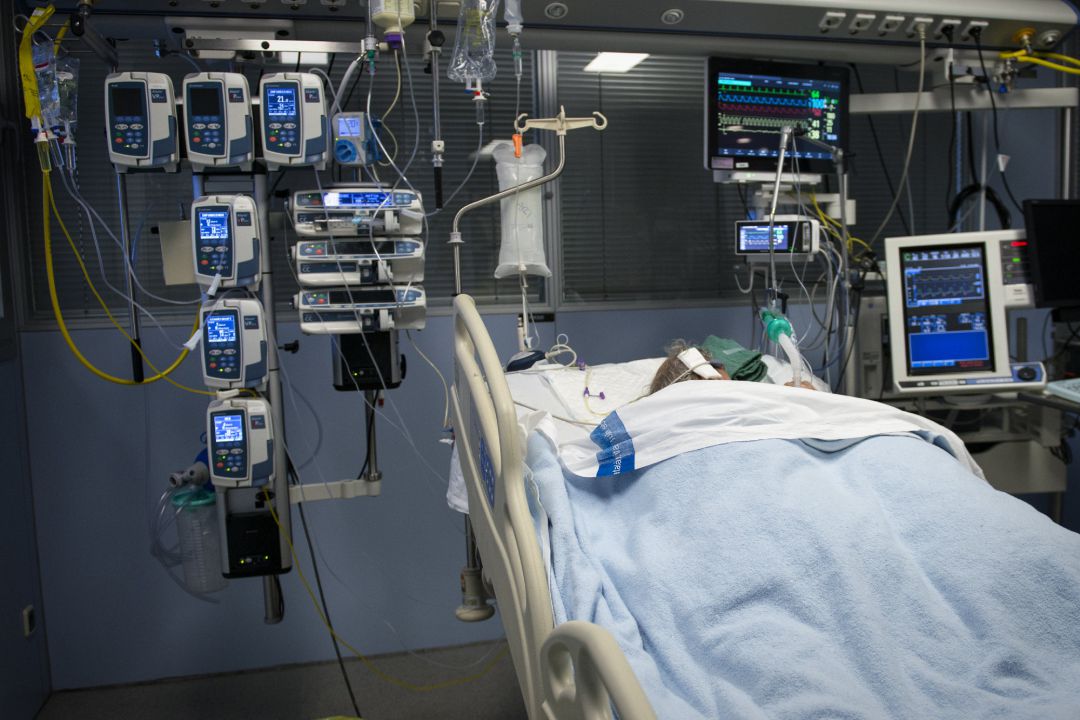 Archivo - Un paciente ingresado en la Unidad de Cuidados Intensivos (UCI) para enfermos de coronavirus del Hospital Universitario Dr. Josep Trueta de Girona. Archivo - Un paciente ingresado en la Unidad de Cuidados Intensivos (UCI) para enfermos de coronavirus del Hospital Universitario Dr. Josep Trueta de Girona.