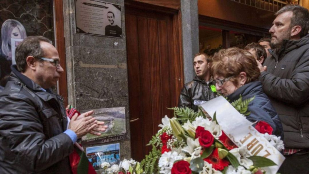 Los padres de Iñigo Cabacas en un acto de homenaje Los padres de Iñigo Cabacas en un acto de homenaje