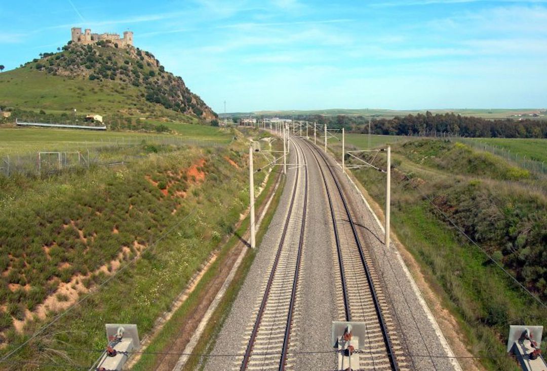Vía de Alta Velocidad en Almodóvar del Río Vía de Alta Velocidad en Almodóvar del Río