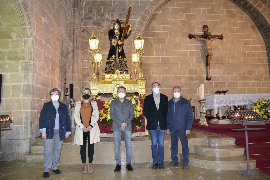 El alcalde y la concejala de Fiestas con representantes de la Cofradía. El alcalde y la concejala de Fiestas con representantes de la Cofradía.