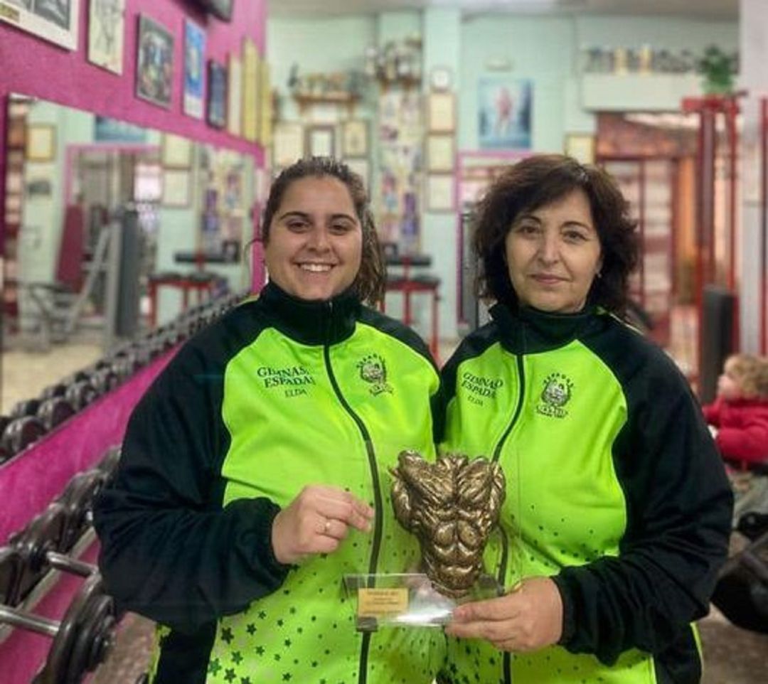 La hija y la esposa de José Manuel Espadas con el trofeo La hija y la esposa de José Manuel Espadas con el trofeo