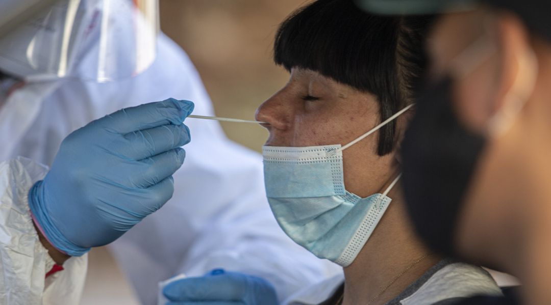 Una mujer se somete a una prueba PCR. Una mujer se somete a una prueba PCR.