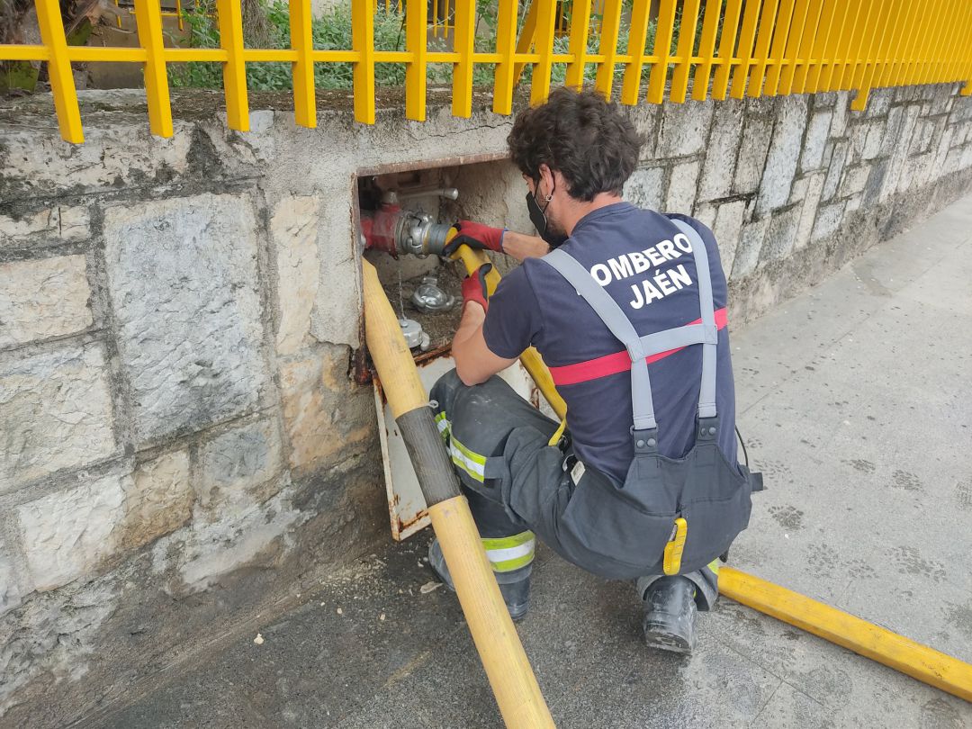 El cuerpo de Bomberos y los sindicatos denuncian que habrá recorte de personal y el Ayuntamiento de Jaén lo desmiente rotundamente El cuerpo de Bomberos y los sindicatos denuncian que habrá recorte de personal y el Ayuntamiento de Jaén lo desmiente rotundamente