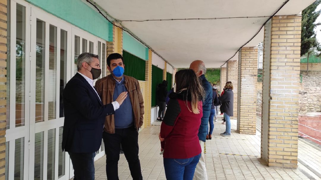 El delegado de Educación, Antonio Sutil, a la izquierda, conversa con la alcaldesa de Larva, Mª Ängeles Leiva, de espaldas, y el director del colegio, durante su visita El delegado de Educación, Antonio Sutil, a la izquierda, conversa con la alcaldesa de Larva, Mª Ängeles Leiva, de espaldas, y el director del colegio, durante su visita