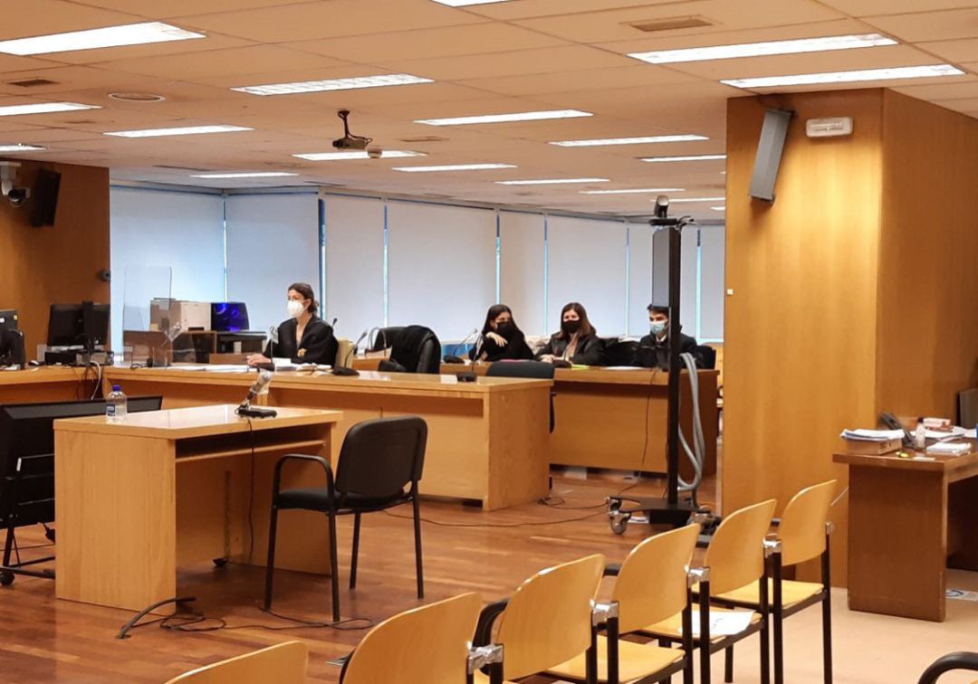 Imagen de la Sala en la que ha declarado el acusado, sentado al fondo. Imagen de la Sala en la que ha declarado el acusado, sentado al fondo.