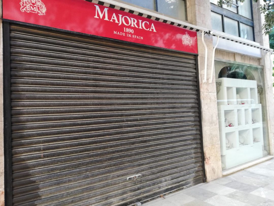 Archivo - La tienda de Majorica en la calle Palau Reial de Palma, cerca de la catedral, con la persiana bajada. Archivo - La tienda de Majorica en la calle Palau Reial de Palma, cerca de la catedral, con la persiana bajada.