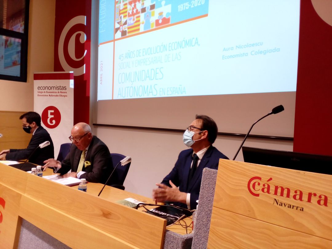 El presidente de la Cámara de Comercio e Industria de Navarra, Javier Taberna, en el centro, interviene durante el acto de presentación del estudio sobre los 45 años de evolución de las Comunidades Autónomas. Le acompañan a la izquierda el consejero de Desarrollo Económico, Mikel Irujo, y el decano del Colegio de Economistas de Navarra, Ángel Chocarro. El presidente de la Cámara de Comercio e Industria de Navarra, Javier Taberna, en el centro, interviene durante el acto de presentación del estudio sobre los 45 años de evolución de las Comunidades Autónomas. Le acompañan a la izquierda el consejero de Desarrollo Económico, Mikel Irujo, y el decano del Colegio de Economistas de Navarra, Ángel Chocarro.