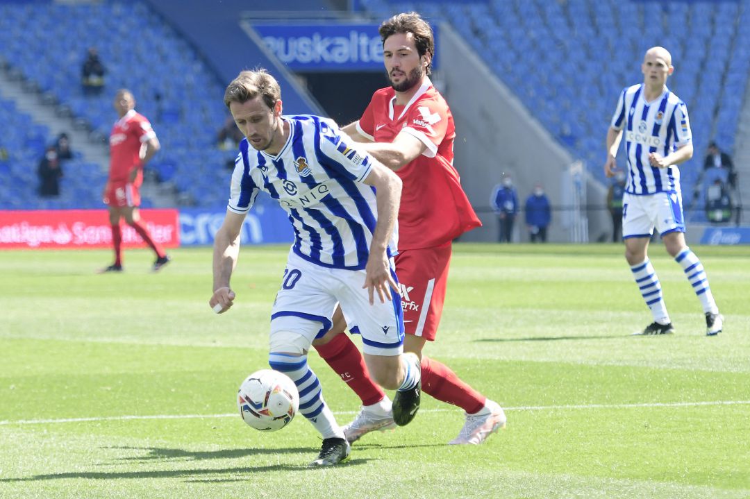 Monreal protege un balón en el último partido de la Real Monreal protege un balón en el último partido de la Real