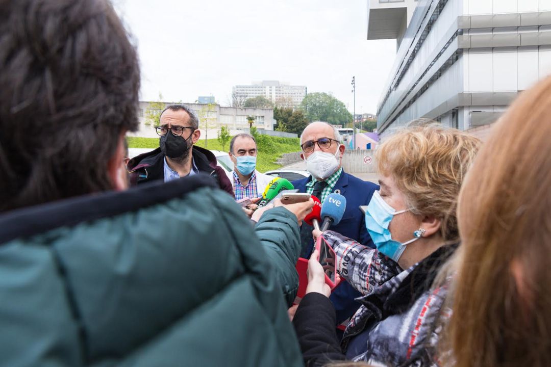 El consejero de Sanidad, Miguel Rodríguez atiende a los medios en Valdecilla El consejero de Sanidad, Miguel Rodríguez atiende a los medios en Valdecilla