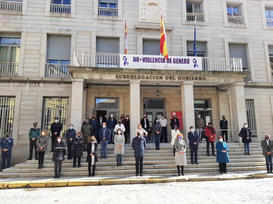 Minuto de silencio a las puertas de la Subdelegación del Gobierno en Segovia Minuto de silencio a las puertas de la Subdelegación del Gobierno en Segovia