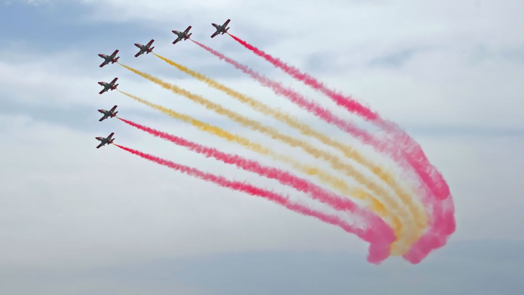 La Patrulla Águila realizando una pasada con la que dibujan la bandera de España en el aire La Patrulla Águila realizando una pasada con la que dibujan la bandera de España en el aire