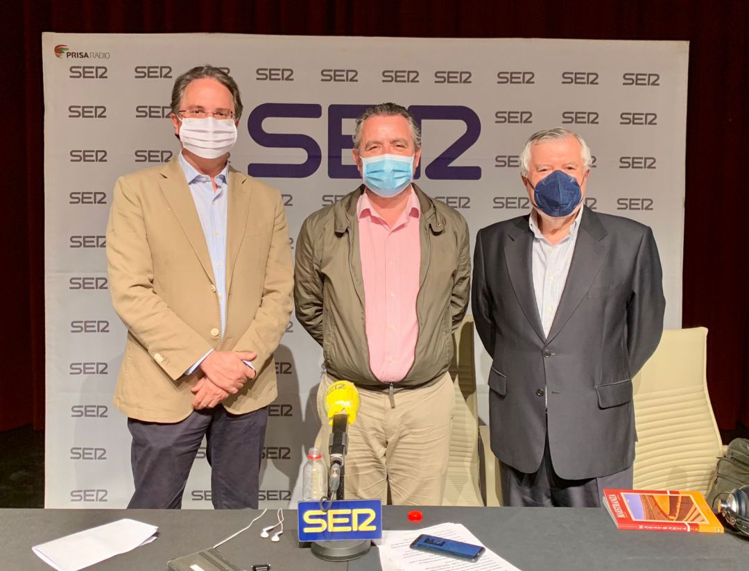 De izquierda a derecha en el estudio de Radio Sevilla del Teatro Cajasol, José Enrique Moreno, Paco García y Carlos Crivell De izquierda a derecha en el estudio de Radio Sevilla del Teatro Cajasol, José Enrique Moreno, Paco García y Carlos Crivell