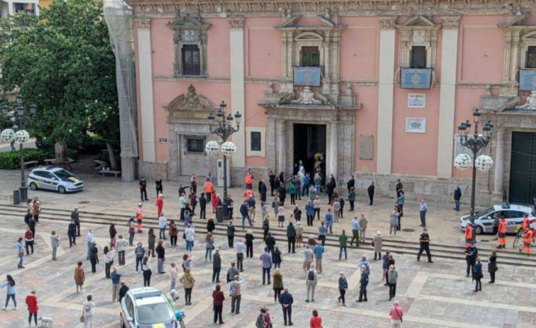 Momento en el que se abren la puertas de la Basílica para mostrar la imagen de la Virgen a la gente que estaba en la plaza durante la celebración del día de la Patrona de València en el año 2020
Momento en el que se abren la puertas de la Basílica para mostrar la imagen de la Virgen a la gente que estaba en la plaza durante la celebración del día de la Patrona de València en el año 2020