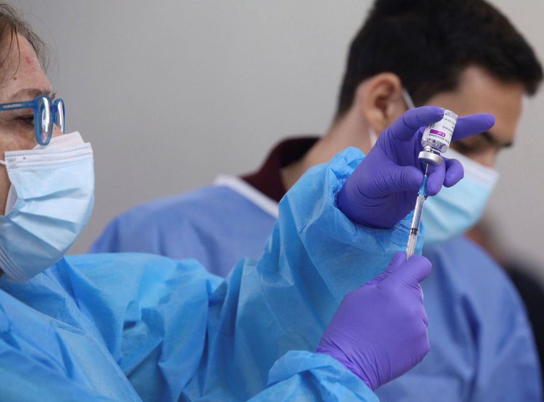 Una sanitaria prepara una dosis de la vacuna de AstraZeneca que se está usando para personas de 60 a 65 años en el pabellón municipal de la localidad salmantina de Santa Marta de Tormes este viernes. Una sanitaria prepara una dosis de la vacuna de AstraZeneca que se está usando para personas de 60 a 65 años en el pabellón municipal de la localidad salmantina de Santa Marta de Tormes este viernes.