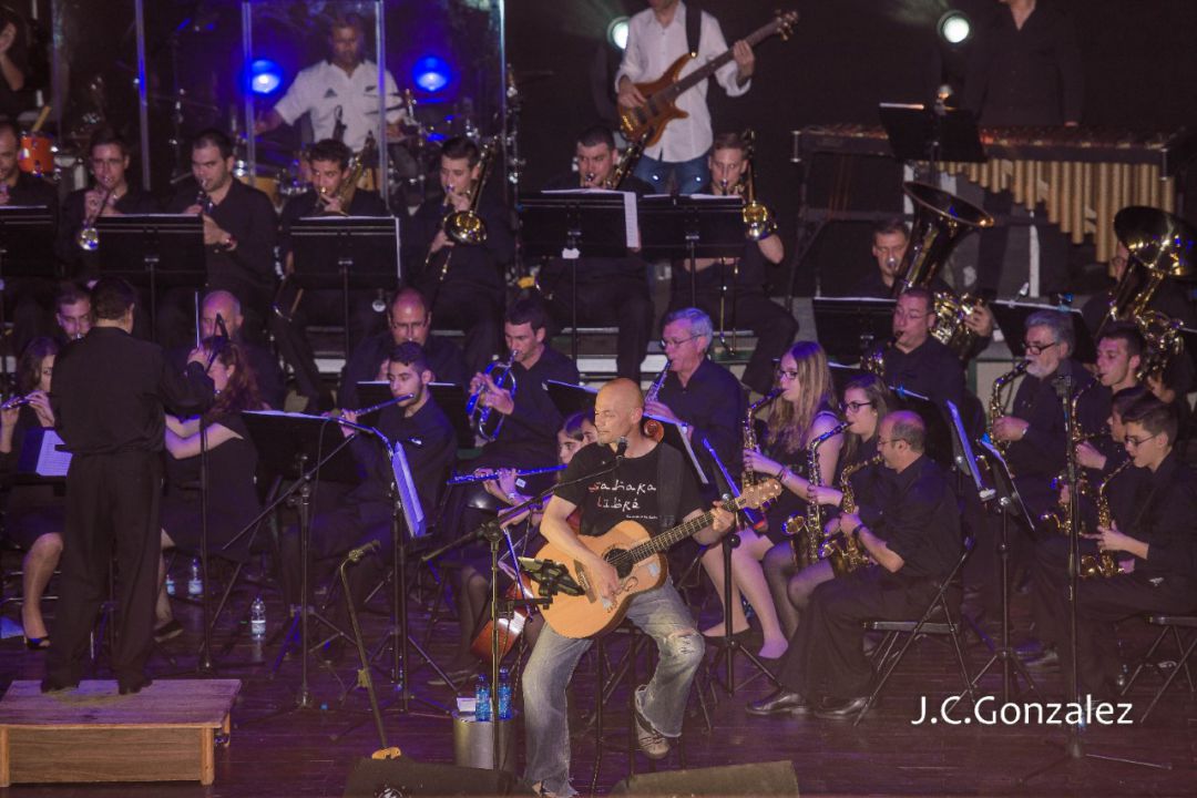 Concierto de Celtas Cortos con la Banda de Música de El Tiemblo Concierto de Celtas Cortos con la Banda de Música de El Tiemblo