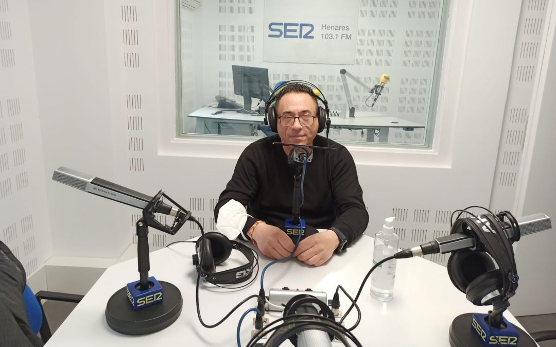 Vicente García en los estudios de SER Henares. Vicente García en los estudios de SER Henares.