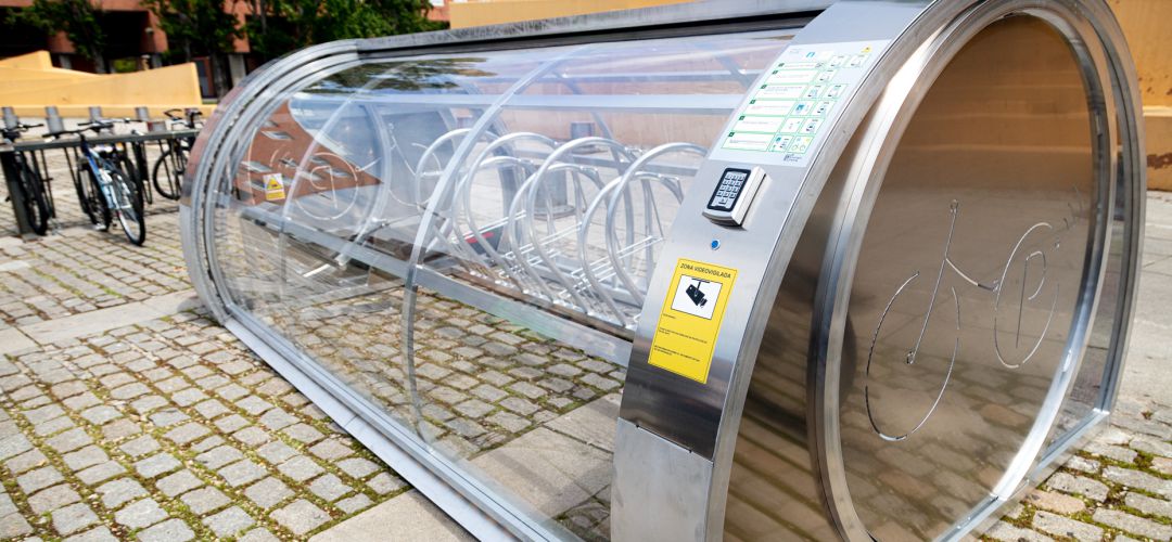 Un código QR les permitirá abrir el sistema, anclar la bicicleta y disponer de la plaza durante un tiempo máximo de 72 horas Un código QR les permitirá abrir el sistema, anclar la bicicleta y disponer de la plaza durante un tiempo máximo de 72 horas