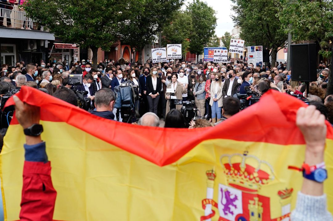 Isabel Díaz Ayuso durante el mitín celebrado este lunes en la Calle La Plaza de Fuenlabrada. Isabel Díaz Ayuso durante el mitín celebrado este lunes en la Calle La Plaza de Fuenlabrada.