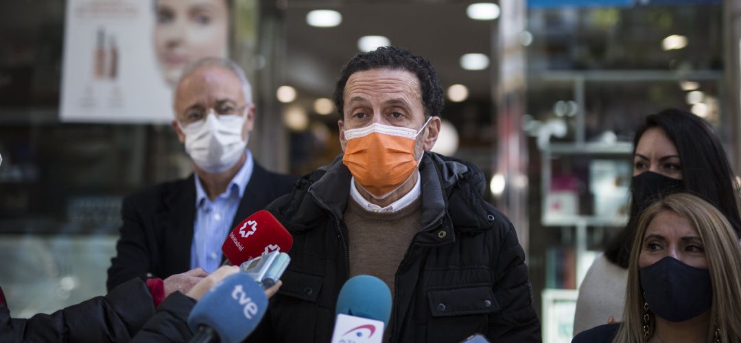 El candidato de Ciudadanos (Cs), con la Asociación de Farmacéuticos de Madrid (Adefarma) en Getafe El candidato de Ciudadanos (Cs), con la Asociación de Farmacéuticos de Madrid (Adefarma) en Getafe