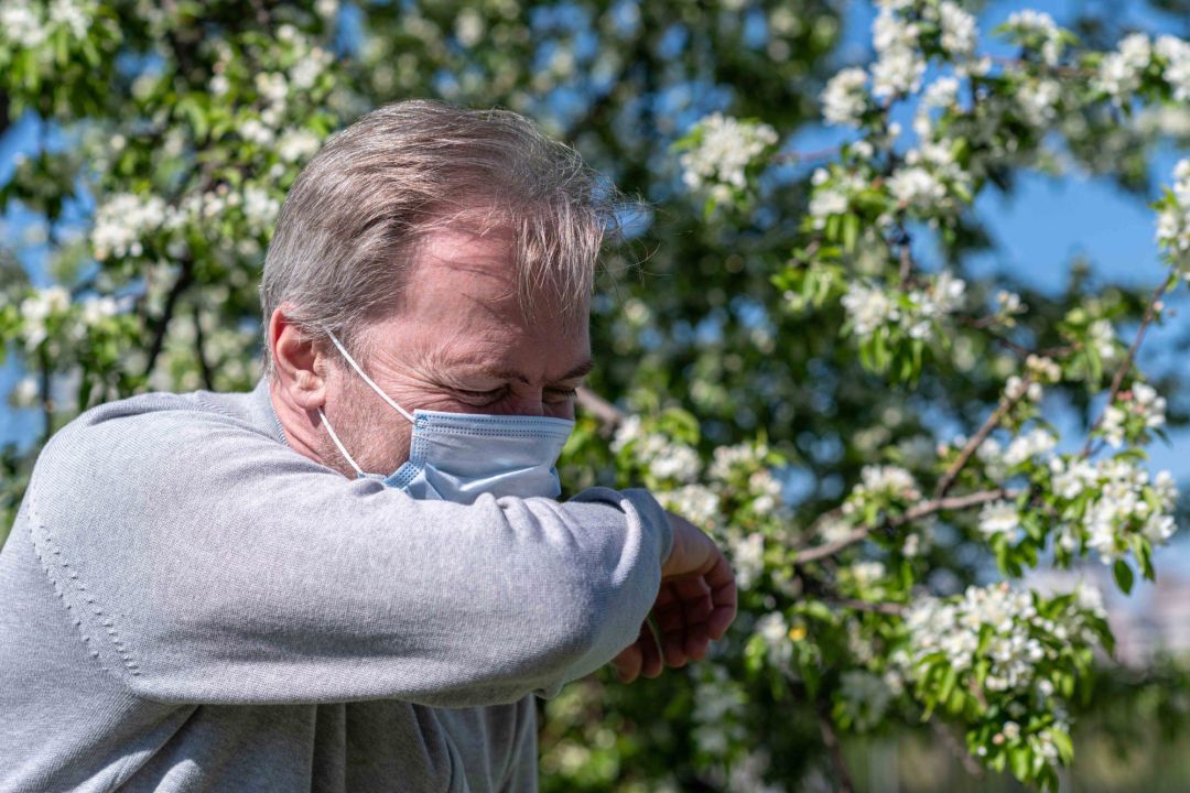 Archivo - Un hombre con mascarilla estornuda debido a la alergia Archivo - Un hombre con mascarilla estornuda debido a la alergia