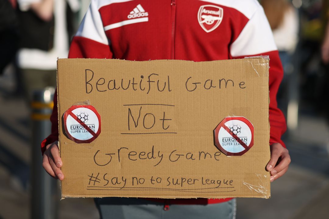 Un aficionat de l'Arsenal amb un cartell contra la Superlliga Europea Un aficionat de l'Arsenal amb un cartell contra la Superlliga Europea
