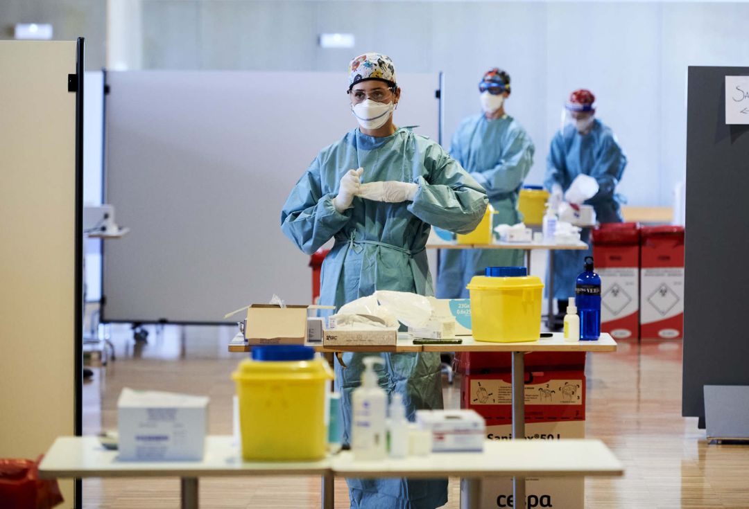 Una profesional sanitaria, en un dispositivo de vacunación masiva frente al Covid-19 en Santander Una profesional sanitaria, en un dispositivo de vacunación masiva frente al Covid-19 en Santander