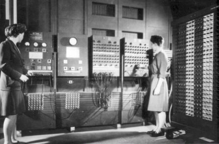 Betty Jennings y Frances Bilas manejando el panel de control principal del ENIAC. Betty Jennings y Frances Bilas manejando el panel de control principal del ENIAC.