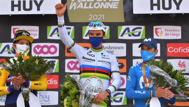 Roglic, Alaphillipe y Valverde, en el podio de la Flecha Valona. Roglic, Alaphillipe y Valverde, en el podio de la Flecha Valona.