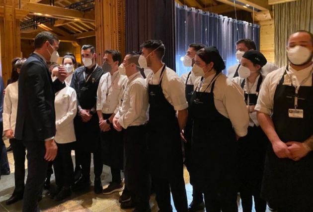 El presidente del Gobierno, Pedro Sánchez, saludando a Francis Paniego y a su equipo de cocina, tras la cena de gala. El presidente del Gobierno, Pedro Sánchez, saludando a Francis Paniego y a su equipo de cocina, tras la cena de gala.