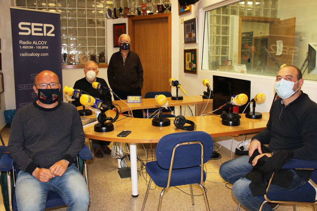 Pau Acosta, Óscar Gutiérrez y Juan José Olcina, en los estudios de Radio Alcoy Pau Acosta, Óscar Gutiérrez y Juan José Olcina, en los estudios de Radio Alcoy