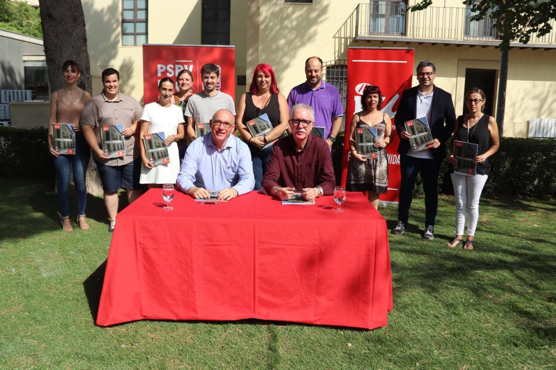 Firma del acuerdo de Gobierno entre PSOE y Esquerra Unida en Los Molinos Firma del acuerdo de Gobierno entre PSOE y Esquerra Unida en Los Molinos